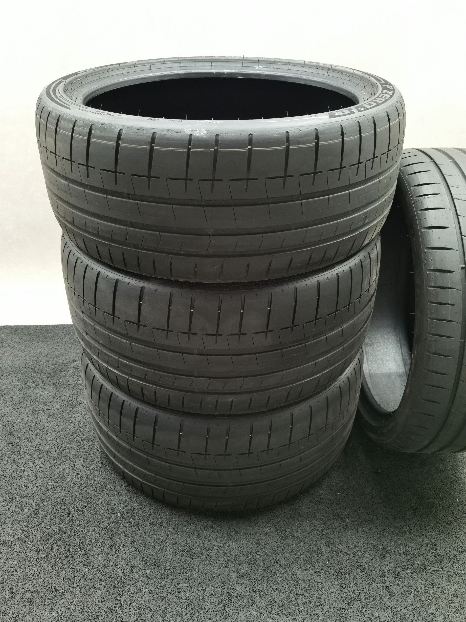 Pirelli P-Zero R (R1) 265/30 R19 Sommerreifen – Bild 2