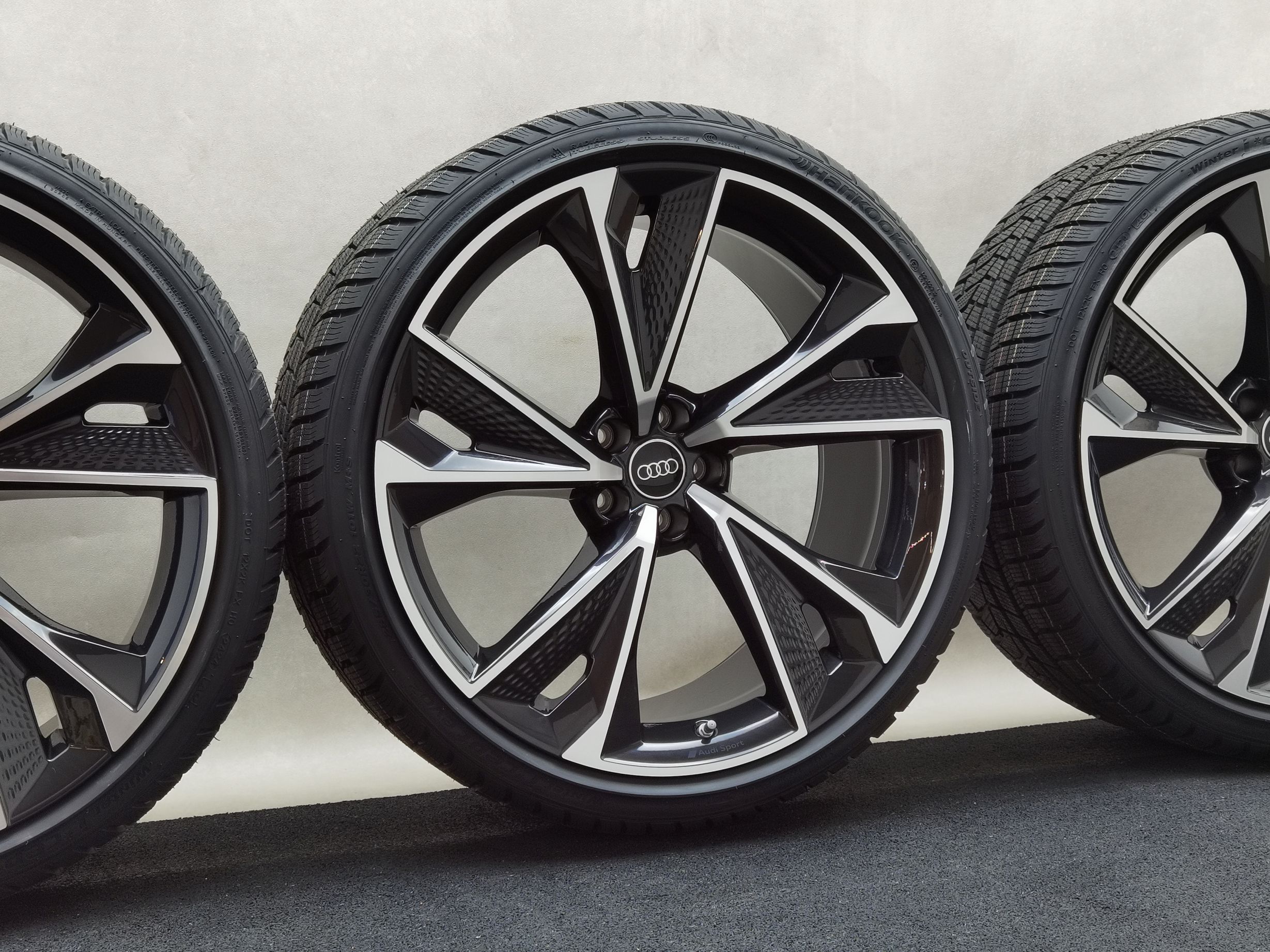 22 Zoll Audi 5-V-Speichen-Struktur Anthrazit glänzend, glanzgedreht Winterräder / Hankook Winter i*cept evo2 (AO) 285/30 R22 – Bild 1