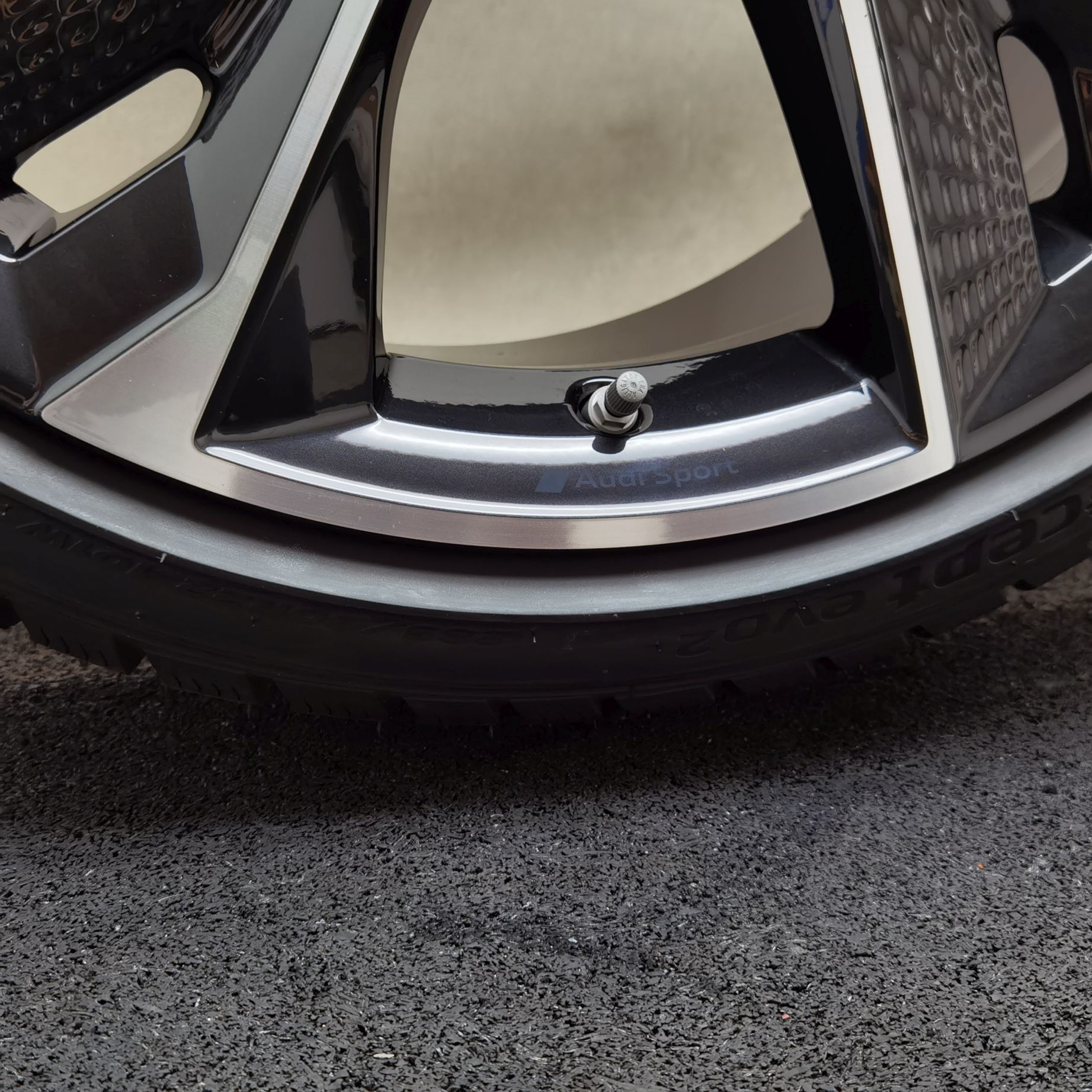 22 Zoll Audi 5-V-Speichen-Struktur Anthrazit glänzend, glanzgedreht Winterräder / Hankook Winter i*cept evo2 (AO) 285/30 R22 – Bild 4